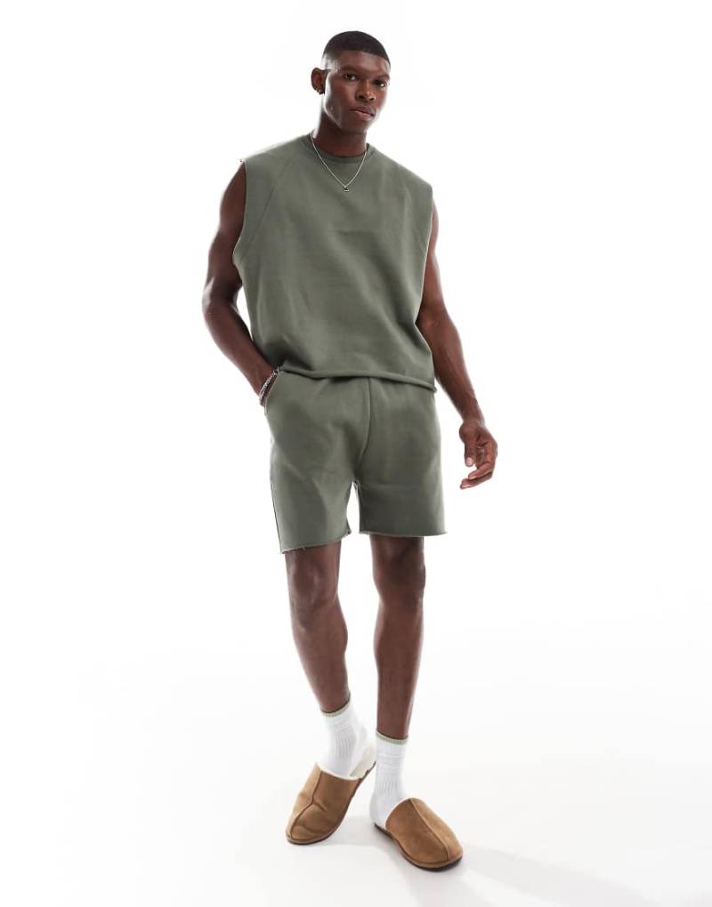 ASOS DESIGN - Pyjama in Anthrazit aus Trägertop und Shorts mit unbehandeltem Saum-Grau von ASOS DESIGN