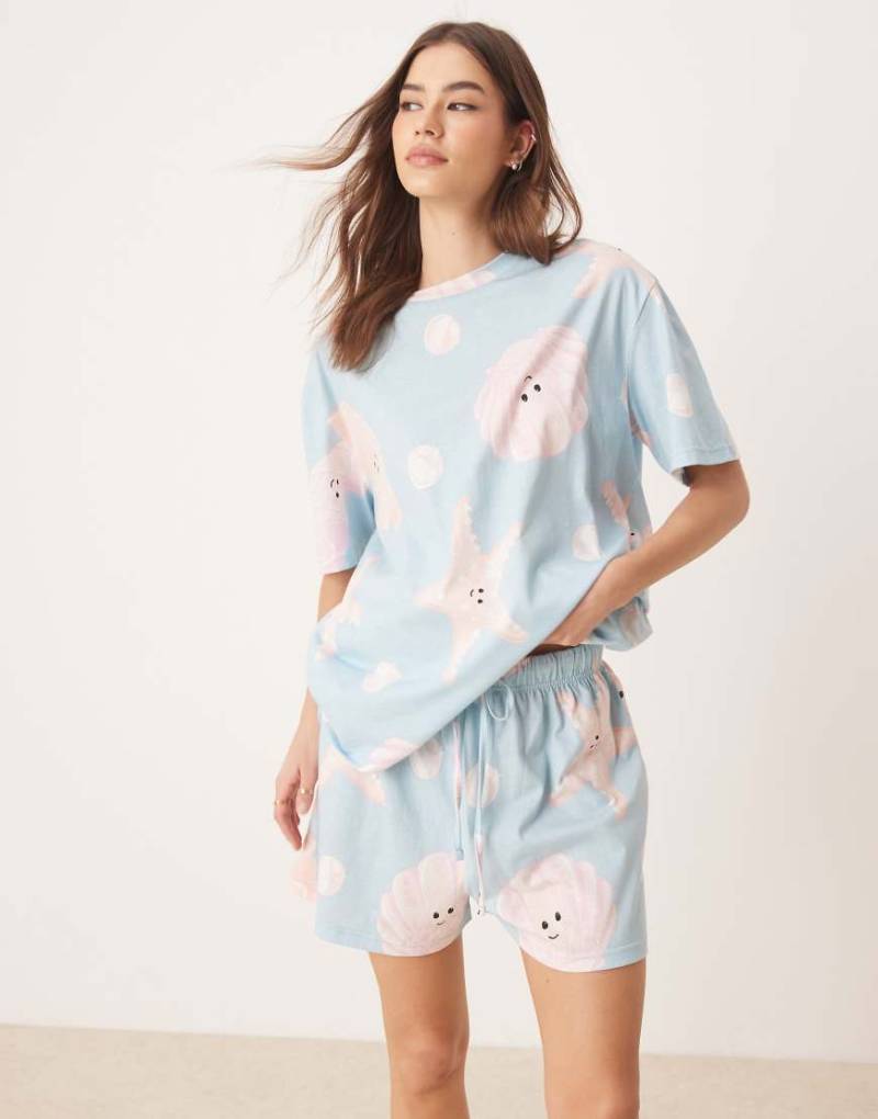 ASOS DESIGN - Pyjama in Babyblau mit Muschelprint, bestehend aus Oversize-T-Shirt und Shorts-Bunt von ASOS DESIGN