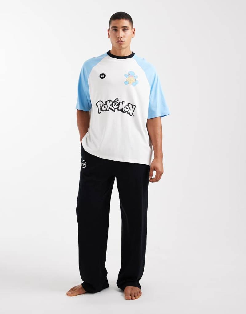 ASOS DESIGN - Pyjama in Blau mit Pokémon-Shiggy-Grafik von ASOS DESIGN