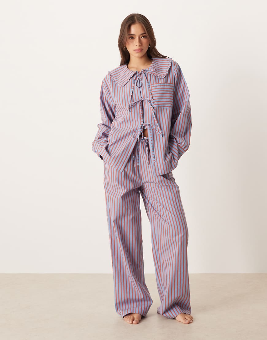 ASOS DESIGN - Pyjama in Blau mit Streifen in Orange und Schleifendetail-Bunt ASOS DESIGN - Pyjama in Blau mit Streifen in Orange und Schleifendetail-Bunt von ASOS DESIGN