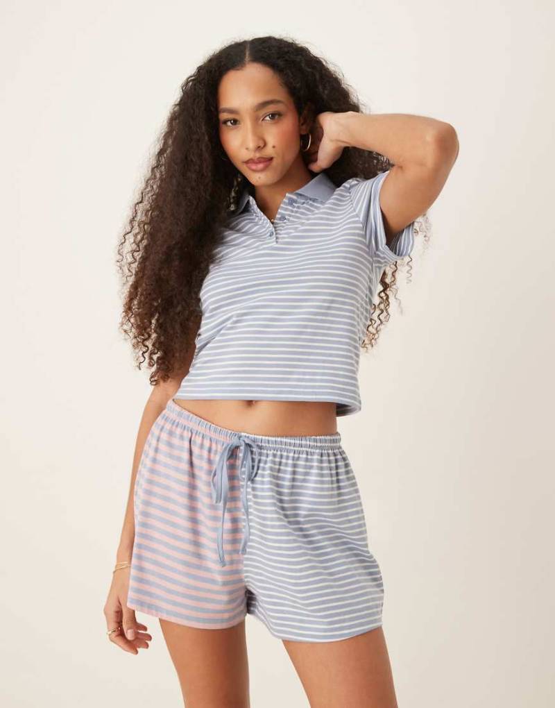 ASOS DESIGN - Pyjama in Blau mit Streifenmuster-Mix, aus Polo-T-Shirt und Shorts von ASOS DESIGN