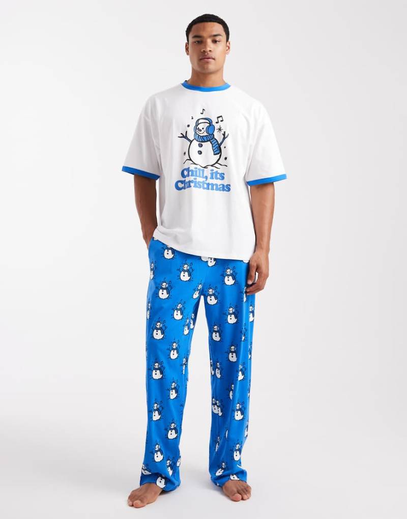 ASOS DESIGN - Pyjama in Blau mit weihnachtlicher Schneemann-Grafik ASOS DESIGN - Pyjama in Blau mit weihnachtlicher Schneemann-Grafik von ASOS DESIGN