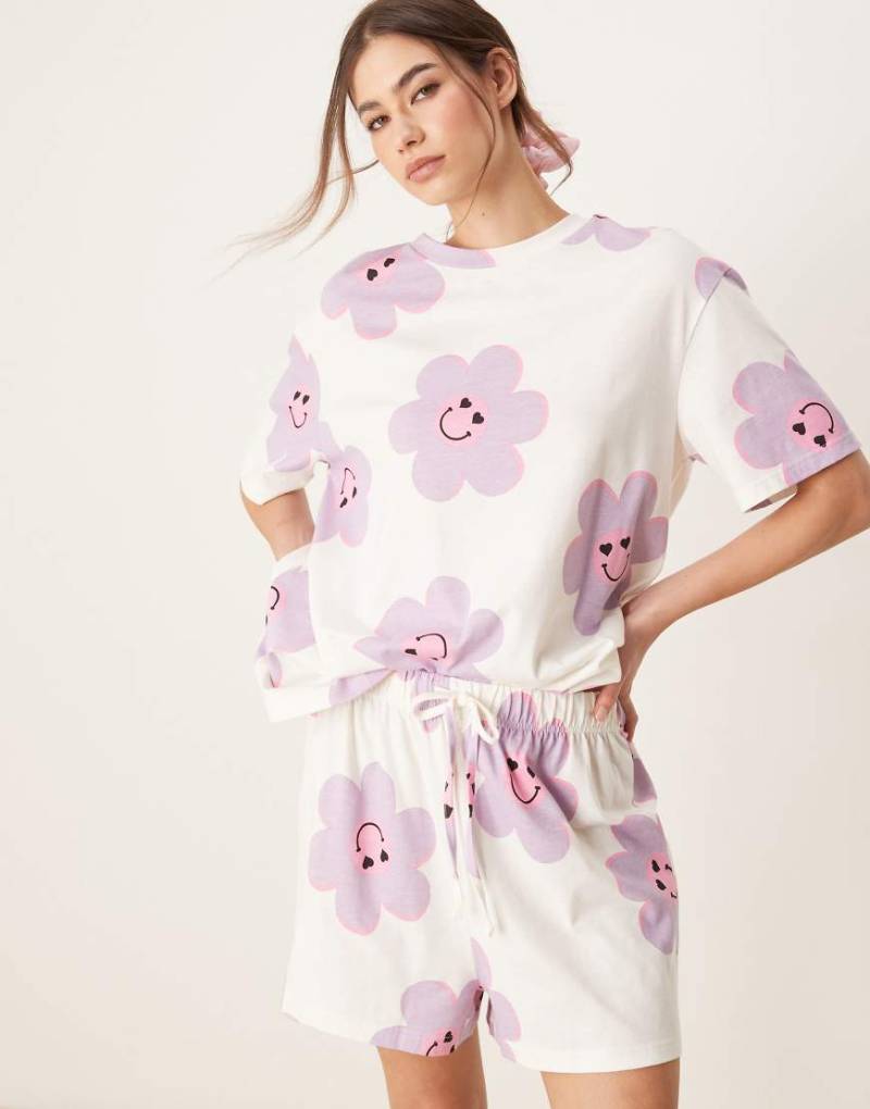 ASOS DESIGN - Pyjama in Cremeweiß mit Blumenmuster mit Oversize-T-Shirt und Shorts-Grün von ASOS DESIGN