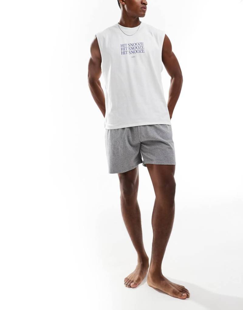 ASOS DESIGN - Pyjama in Grau mit „Hit Snooze"-Kunstprint von ASOS DESIGN