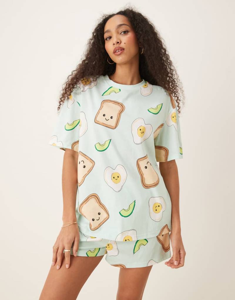 ASOS DESIGN - Pyjama in Grün mit Avocado-auf-Toast-Print, bestehend aus Oversize-T-Shirt und Shorts-Bunt von ASOS DESIGN