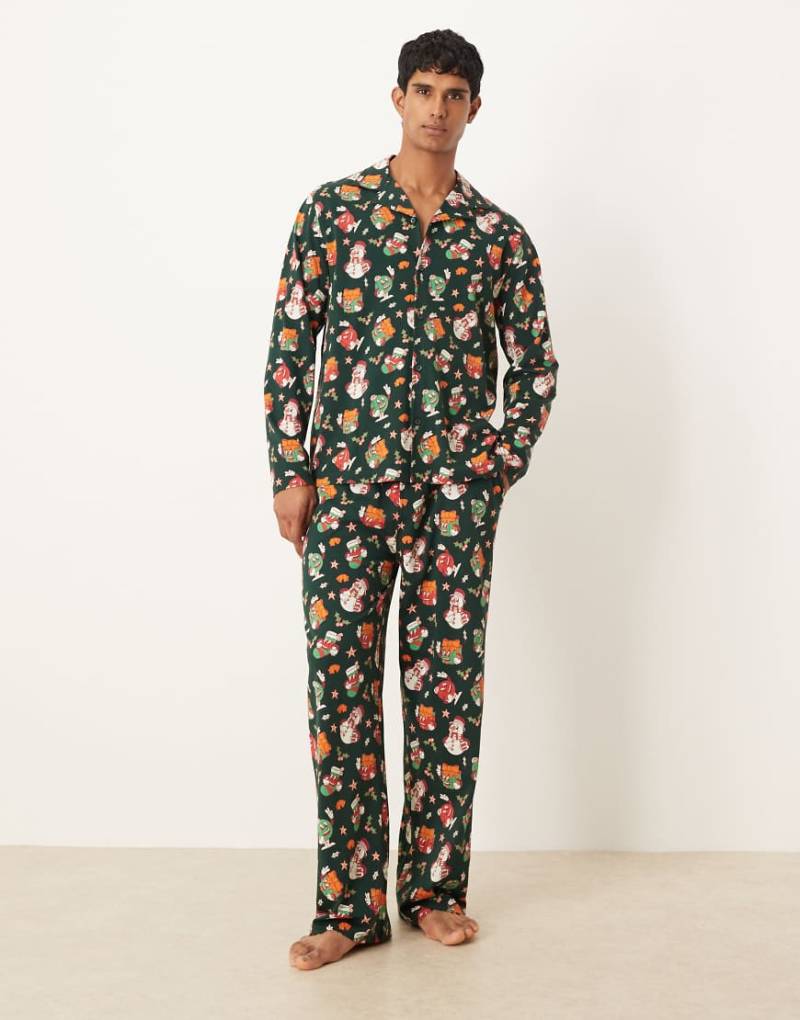 ASOS DESIGN - Pyjama in Grün mit weihnachtlichem Figuren-Grafikprint von ASOS DESIGN