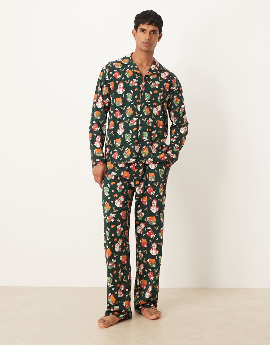 ASOS DESIGN - Pyjama in Grün mit weihnachtlichem Figuren-Grafikprint von ASOS DESIGN