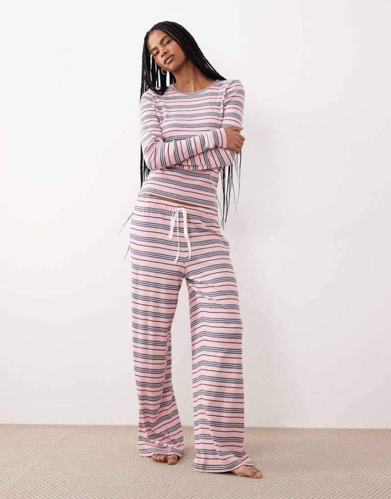 ASOS DESIGN - Pyjama in Lila und Flieder gestreift, mit langärmligem Oberteil und weiter Hose-Rosa von ASOS DESIGN