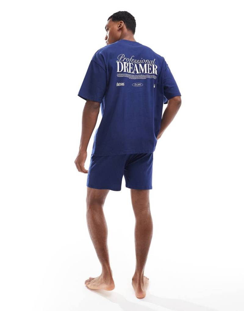 ASOS DESIGN - Pyjama in Marineblau mit „Dreamer"-Prints von ASOS DESIGN