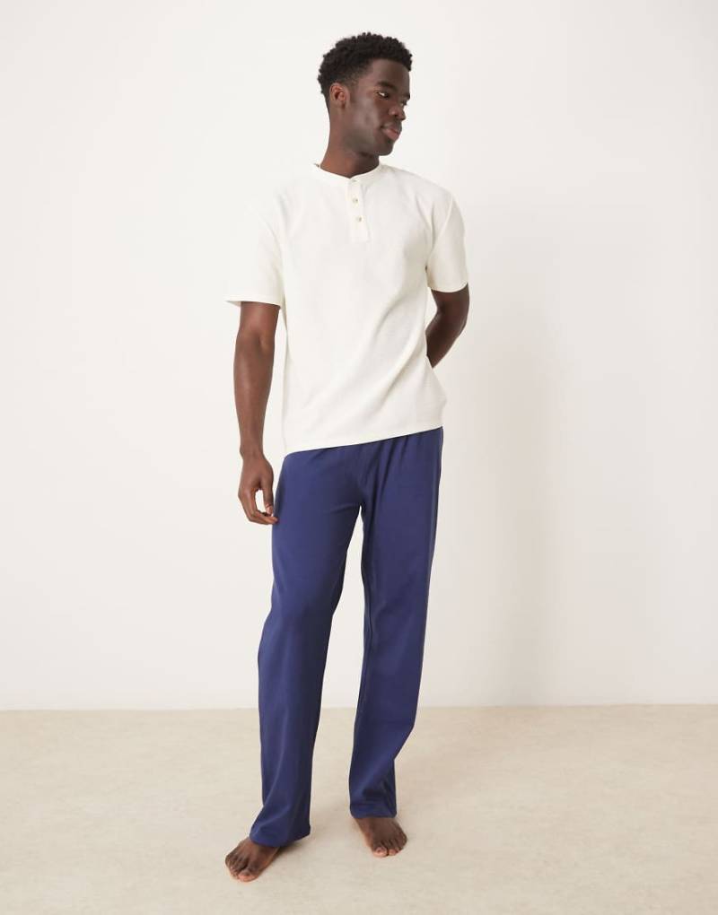 ASOS DESIGN - Pyjama in Marineblau und Weiß mit Waffelstruktur und Oberteil mit Henley-Ausschnitt von ASOS DESIGN