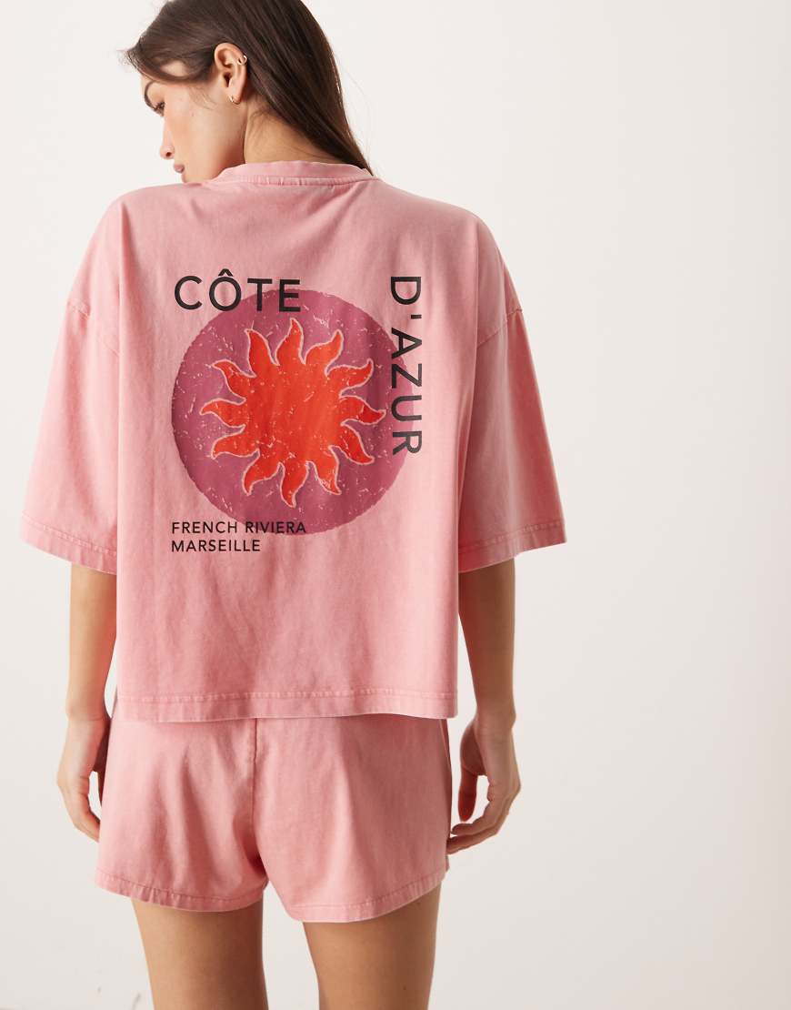 ASOS DESIGN - Pyjama in Rosa mit „Côte d'Azur"-Grafikprint und Acid-Waschung von ASOS DESIGN