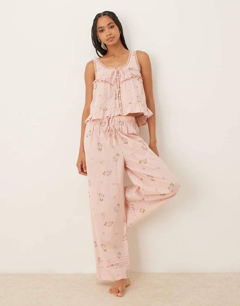 ASOS DESIGN - Pyjama in Rosa mit Blümchenmuster bestehend aus Rüschen-Camisole mit Knopfleiste und Hose-Keine Farbe von ASOS DESIGN