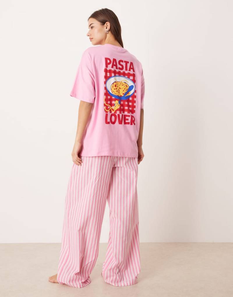 ASOS DESIGN - Pyjama in Rosa mit Oversize-T-Shirt mit Pasta-Motivprint und weiter Web-Hose-Bunt von ASOS DESIGN