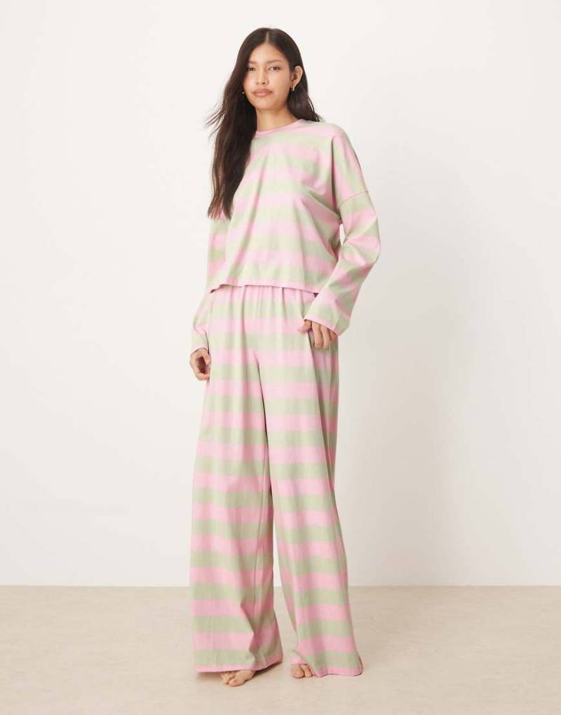 ASOS DESIGN - Pyjama in Rosa und Mintgrün gestreift, mit langärmligem Oberteil und weiter Hose von ASOS DESIGN