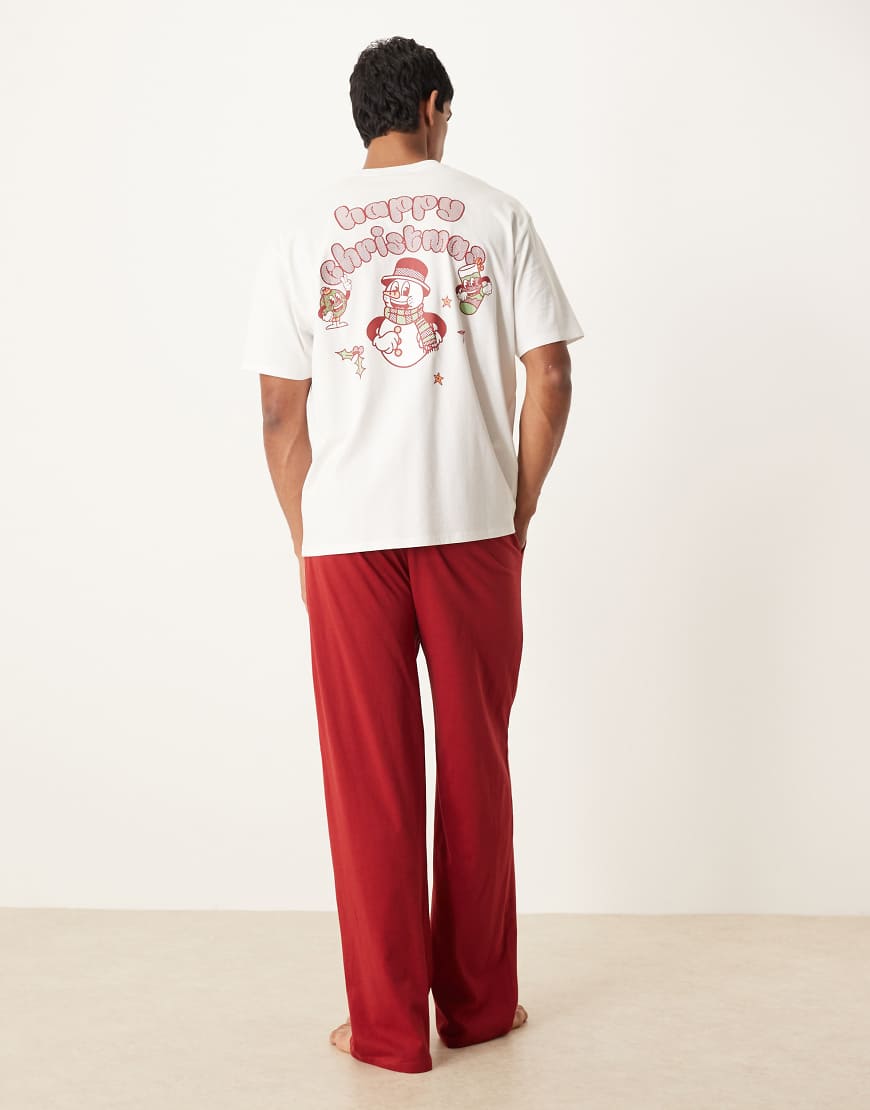 ASOS DESIGN - Pyjama in Rot mit weihnachtlichem Figuren-Grafikprint von ASOS DESIGN