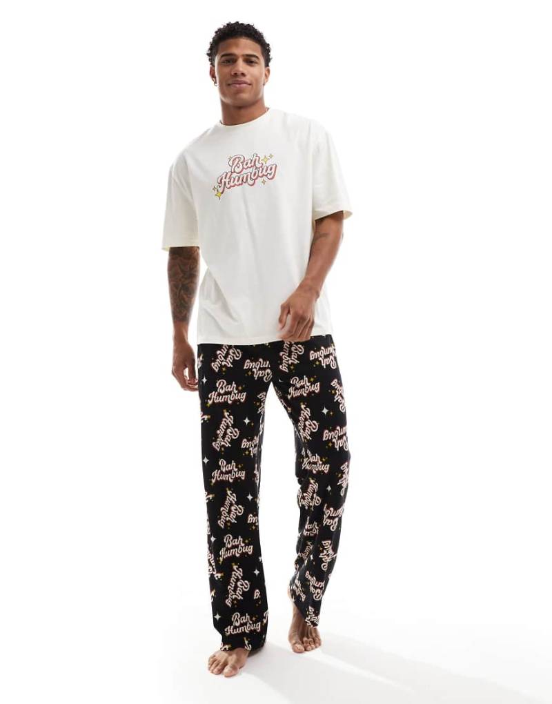 ASOS DESIGN - Pyjama in Schwarz mit „Bah Humbug"-Slogan-Bunt von ASOS DESIGN