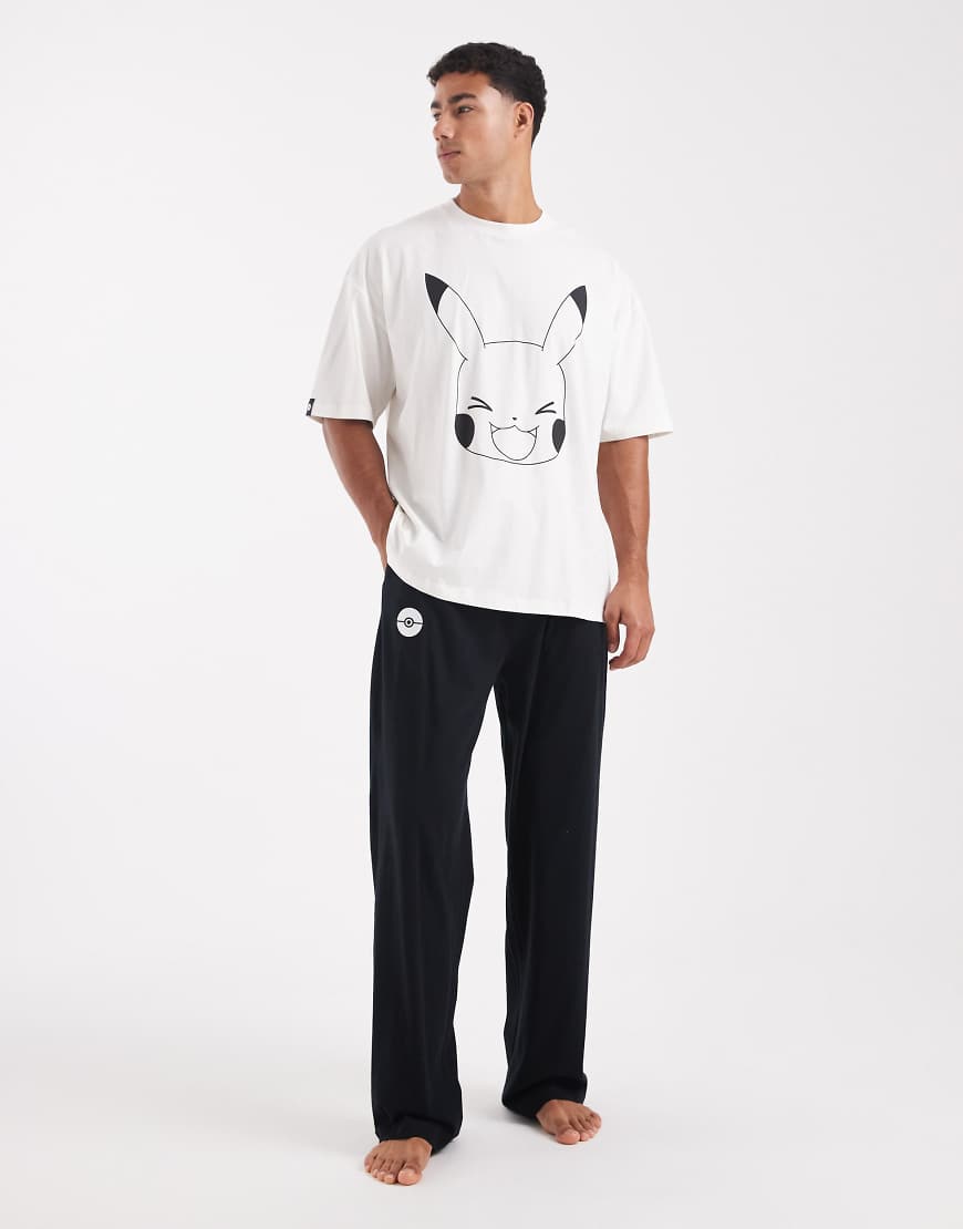 ASOS DESIGN - Pyjama in Schwarz mit Pokemon-Print ASOS DESIGN - Pyjama in Schwarz mit Pokemon-Print von ASOS DESIGN