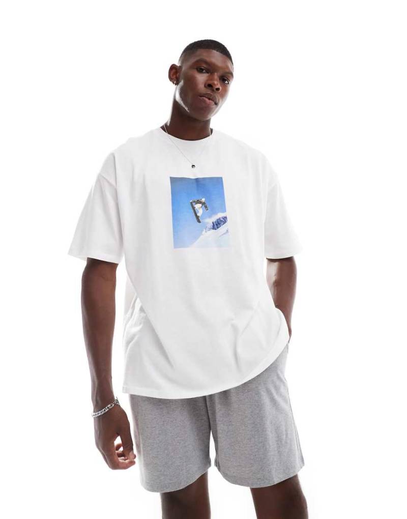 ASOS DESIGN - Pyjama in Weiß mit Snowboard-Print-Bunt von ASOS DESIGN