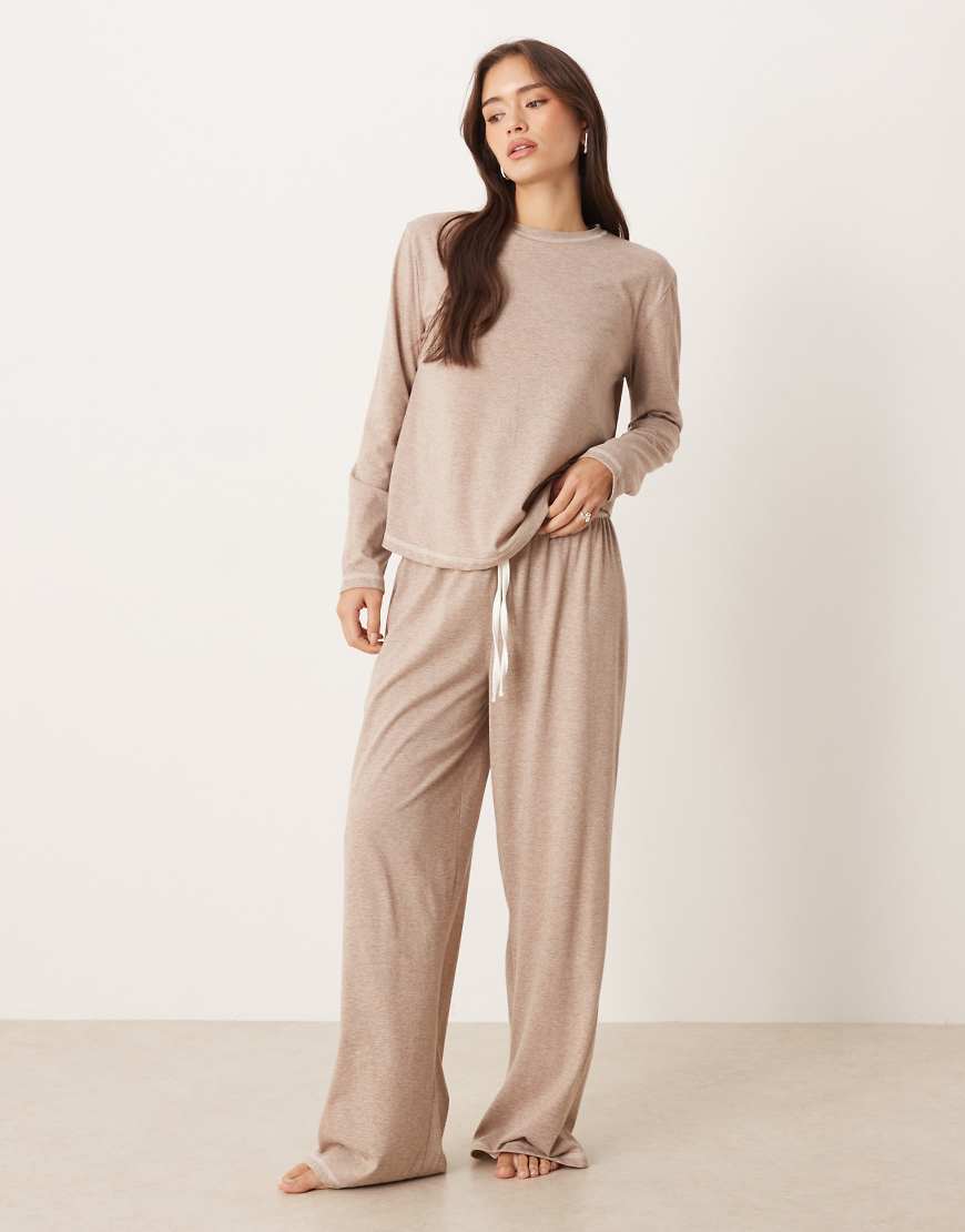 ASOS DESIGN - Pyjama in meliertem Braun mit langärmligem T-Shirt und Hose mit weitem Bein-Grau von ASOS DESIGN