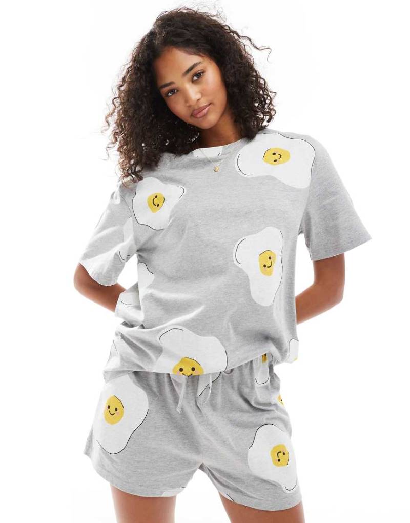 ASOS DESIGN - Pyjama in meliertem Grau mit Spiegelei-Print, aus Oversize-T-Shirt und Shorts von ASOS DESIGN