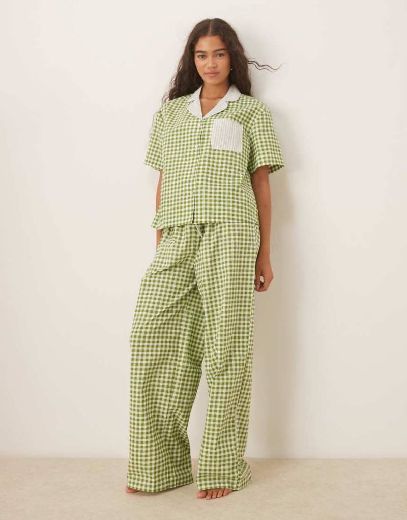ASOS DESIGN - Pyjama inklusive kurzärmligem Hemd mit grün-weißen Vichy-Karos und Streifen von ASOS DESIGN