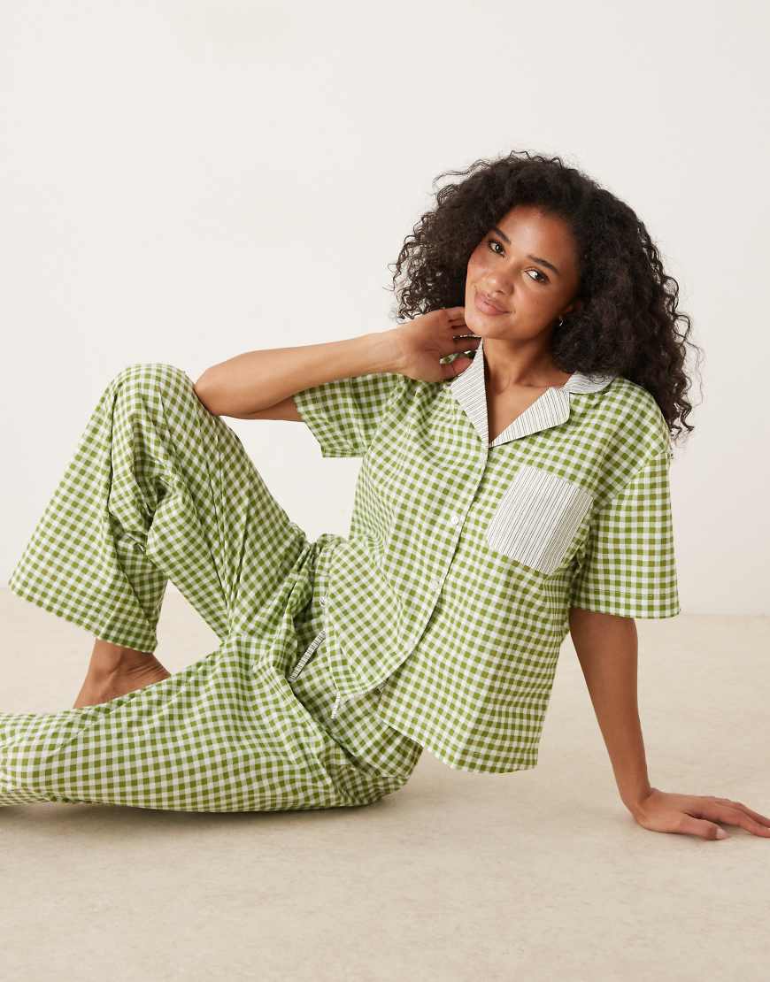 ASOS DESIGN - Pyjama inklusive kurzärmligem Hemd mit grün-weißen Vichy-Karos und Streifen von ASOS DESIGN