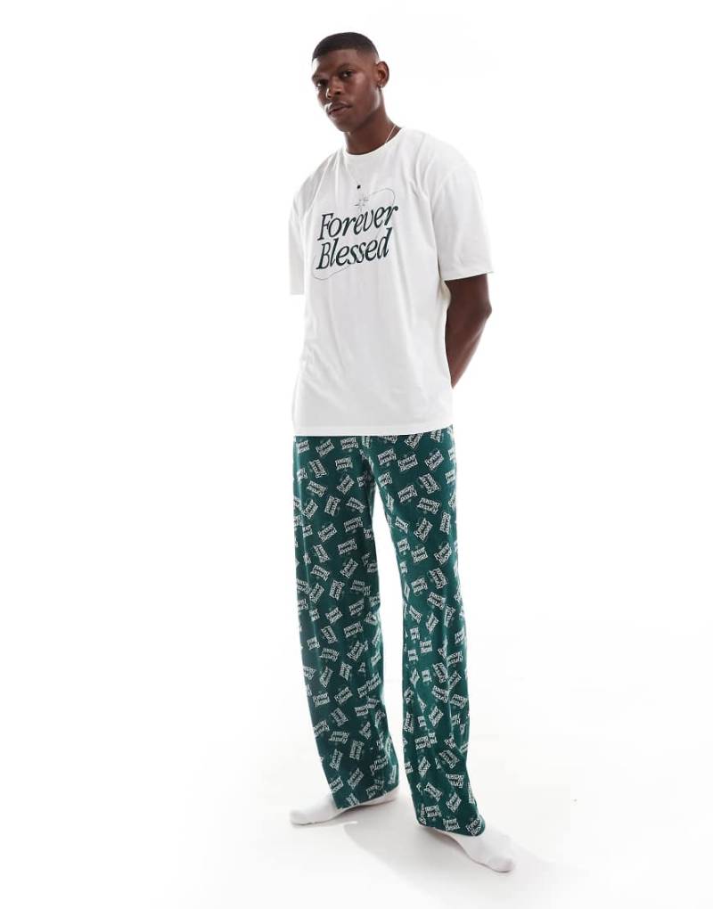 ASOS DESIGN - Pyjama mit „Forever Blessed"-Grafiken in Dunkelgrün von ASOS DESIGN