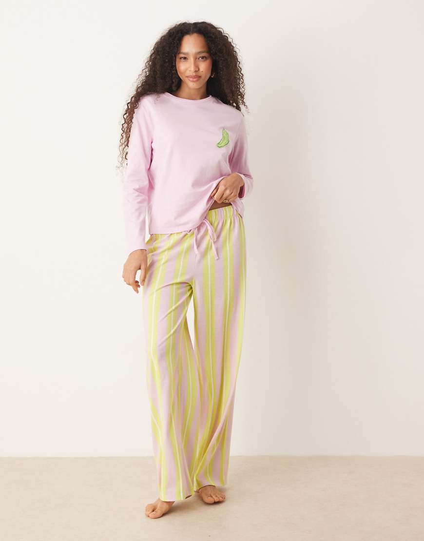 ASOS DESIGN - Pyjama mit Essiggurken-Grafik, bestehend aus langärmligem Oversize-T-Shirt und Hose-Bunt von ASOS DESIGN