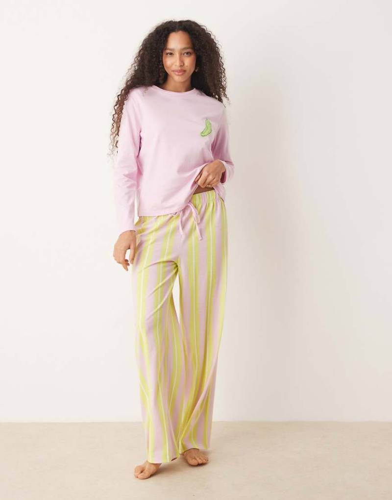 ASOS DESIGN - Pyjama mit Essiggurken-Grafik, bestehend aus langärmligem Oversize-T-Shirt und Hose-Bunt von ASOS DESIGN