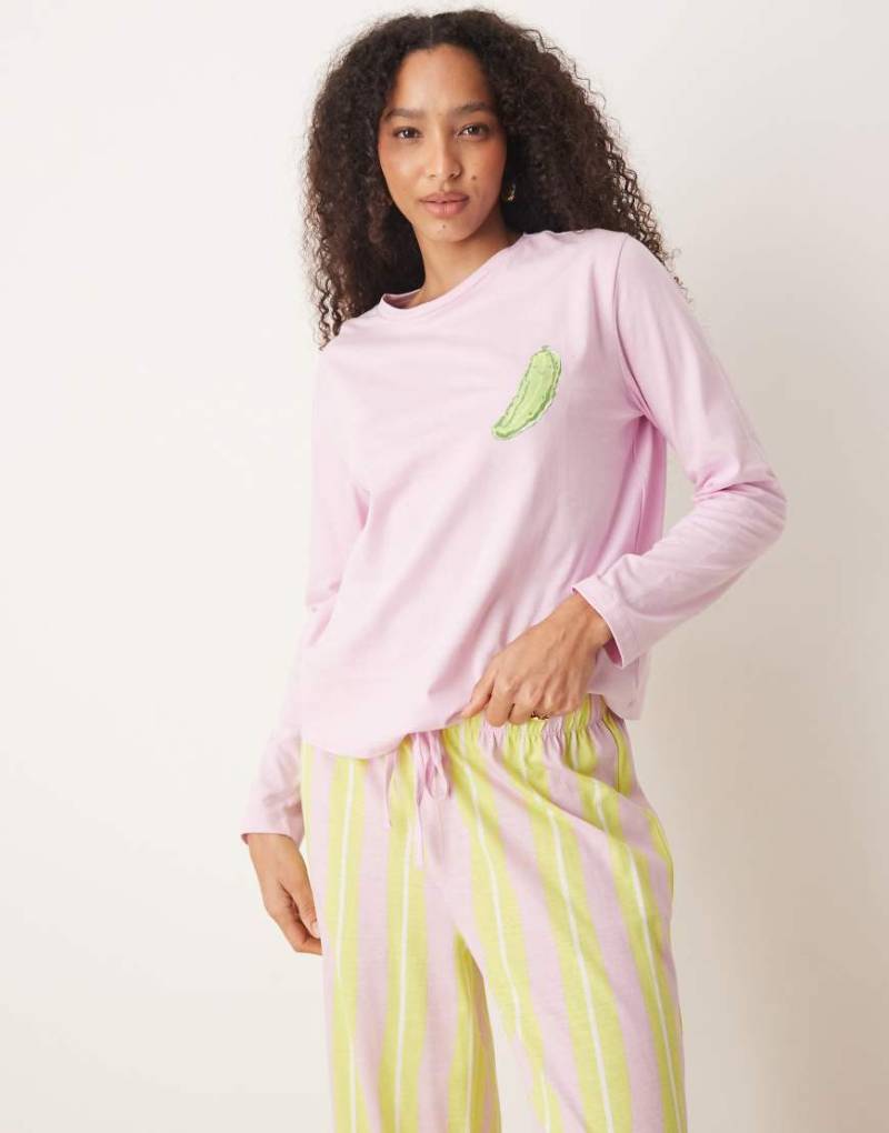 ASOS DESIGN - Pyjama mit Essiggurken-Grafik, bestehend aus langärmligem Oversize-T-Shirt und Hose-Bunt von ASOS DESIGN