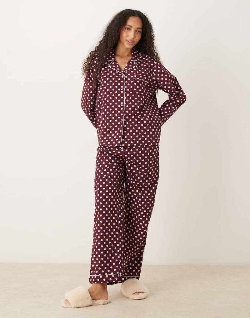 ASOS DESIGN - Pyjama mit Polka Dots und Samt-Besatz-Brown von ASOS DESIGN
