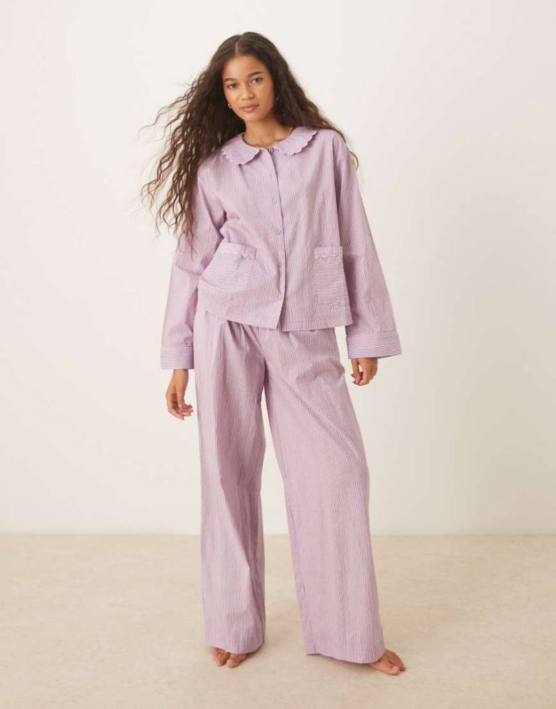 ASOS DESIGN - Pyjamaset aus Webstoff in rosa gestreift mit Hemd mit Muschelsaum und Hose von ASOS DESIGN
