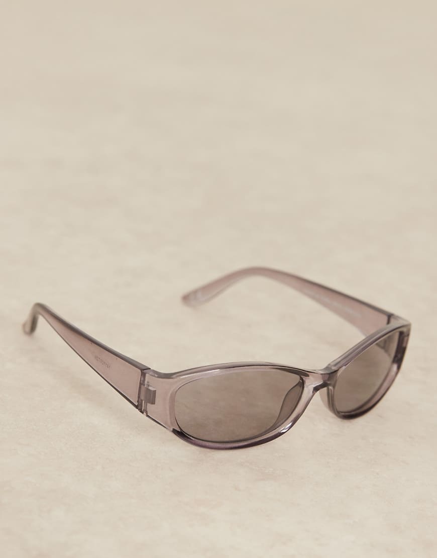 ASOS DESIGN - Racer-Sonnenbrille in Grau-Kristall mit getönten Gläsern von ASOS DESIGN
