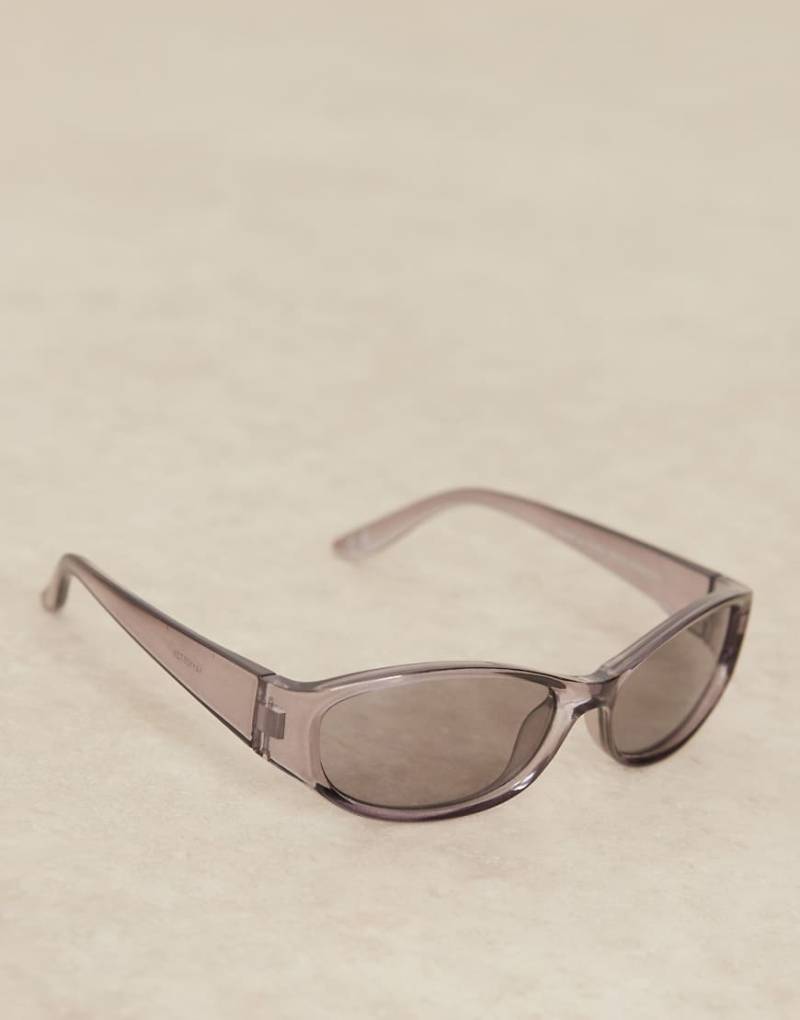 ASOS DESIGN - Racer-Sonnenbrille in Grau-Kristall mit getönten Gläsern von ASOS DESIGN