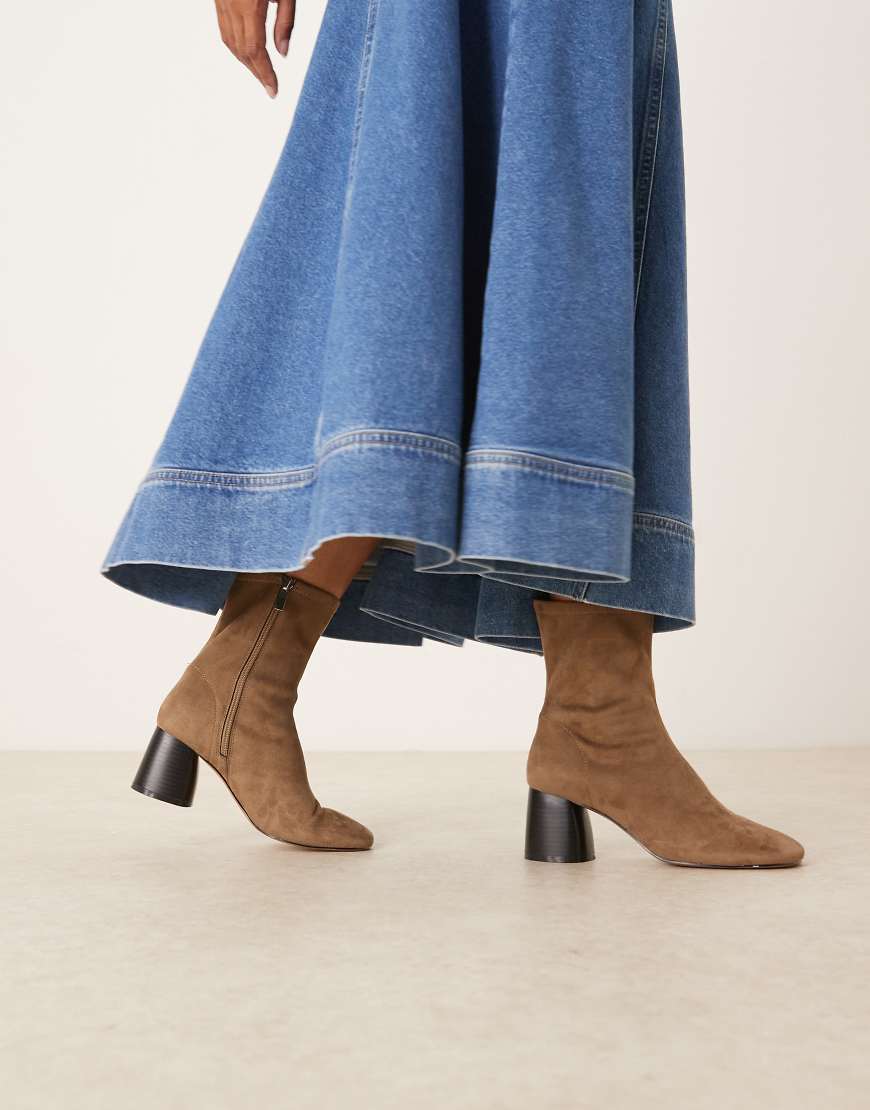 ASOS DESIGN - Radar - Stiefel aus sandfarbenem Veloursleder mit runder Zehenpartie und Blockabsatz-Braun von ASOS DESIGN