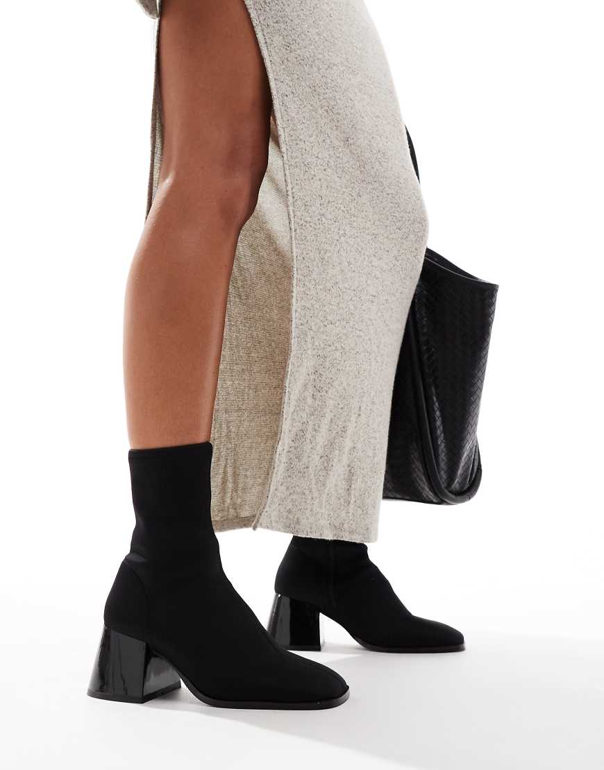 ASOS DESIGN - Radiant - Stiefel aus Material in Neoprenoptik in Schwarz mit ausgestelltem Absatz von ASOS DESIGN