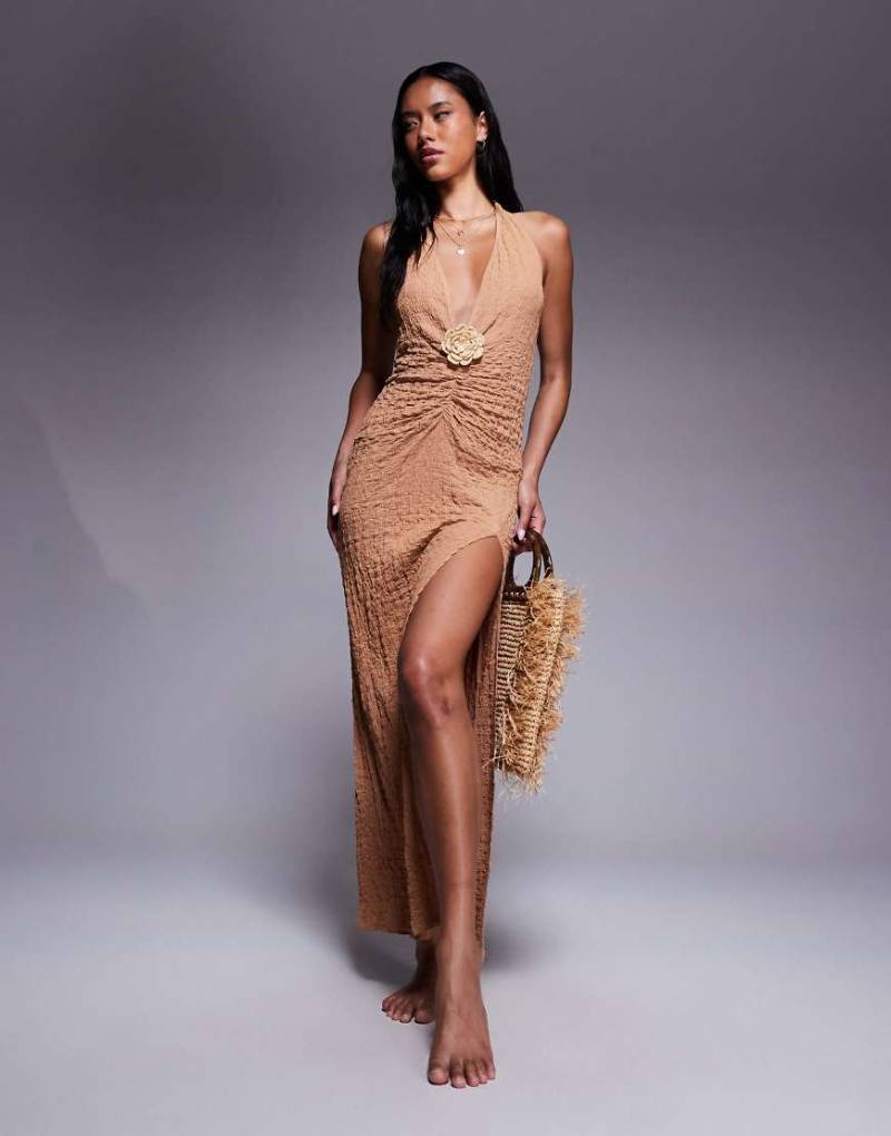 ASOS DESIGN - Raffi - Maxi-Strandkleid in Dunkelbraun mit tiefem Ausschnitt von ASOS DESIGN