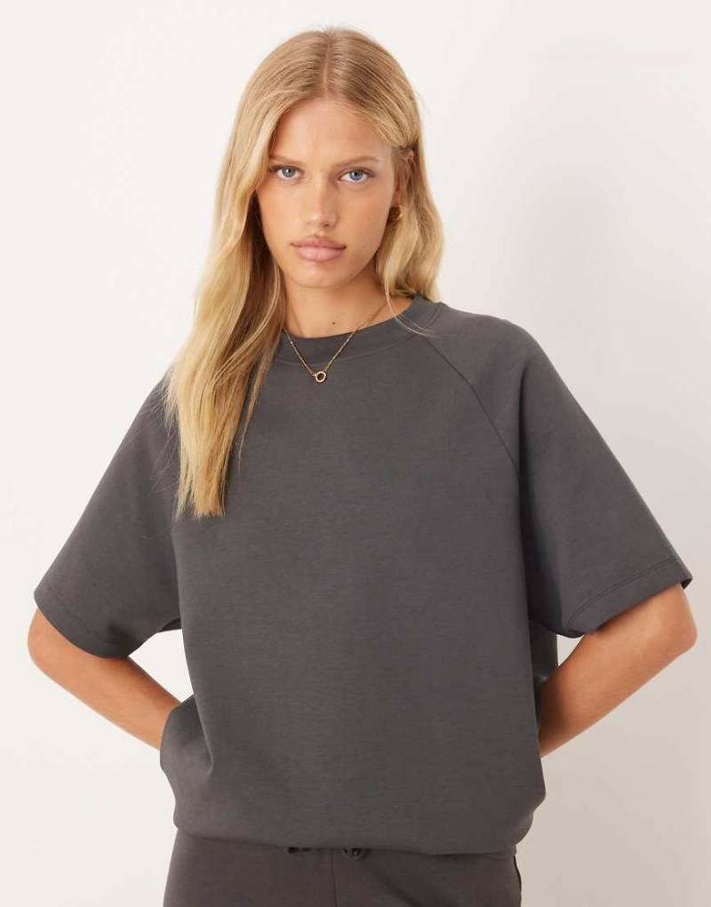 ASOS DESIGN - Raglan-T-Shirt aus Interlock-Stoff in Anthrazit, Kombiteil-Grau von ASOS DESIGN