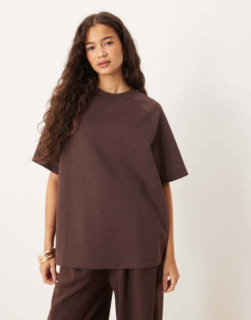 ASOS DESIGN - Raglan-T-Shirt aus Interlock in Schokobraun, Kombiteil-Brown von ASOS DESIGN