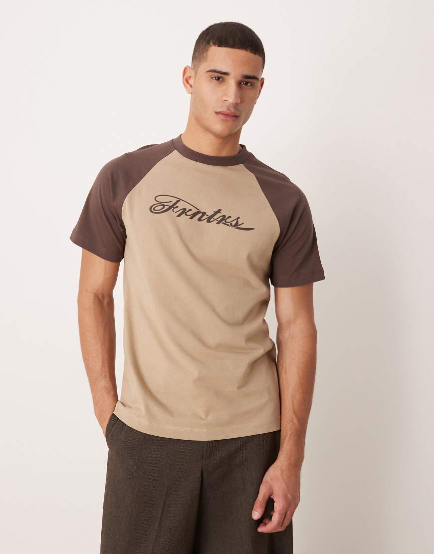ASOS DESIGN - Raglan-T-Shirt in Neutral mit Text-Grafikprint von ASOS DESIGN