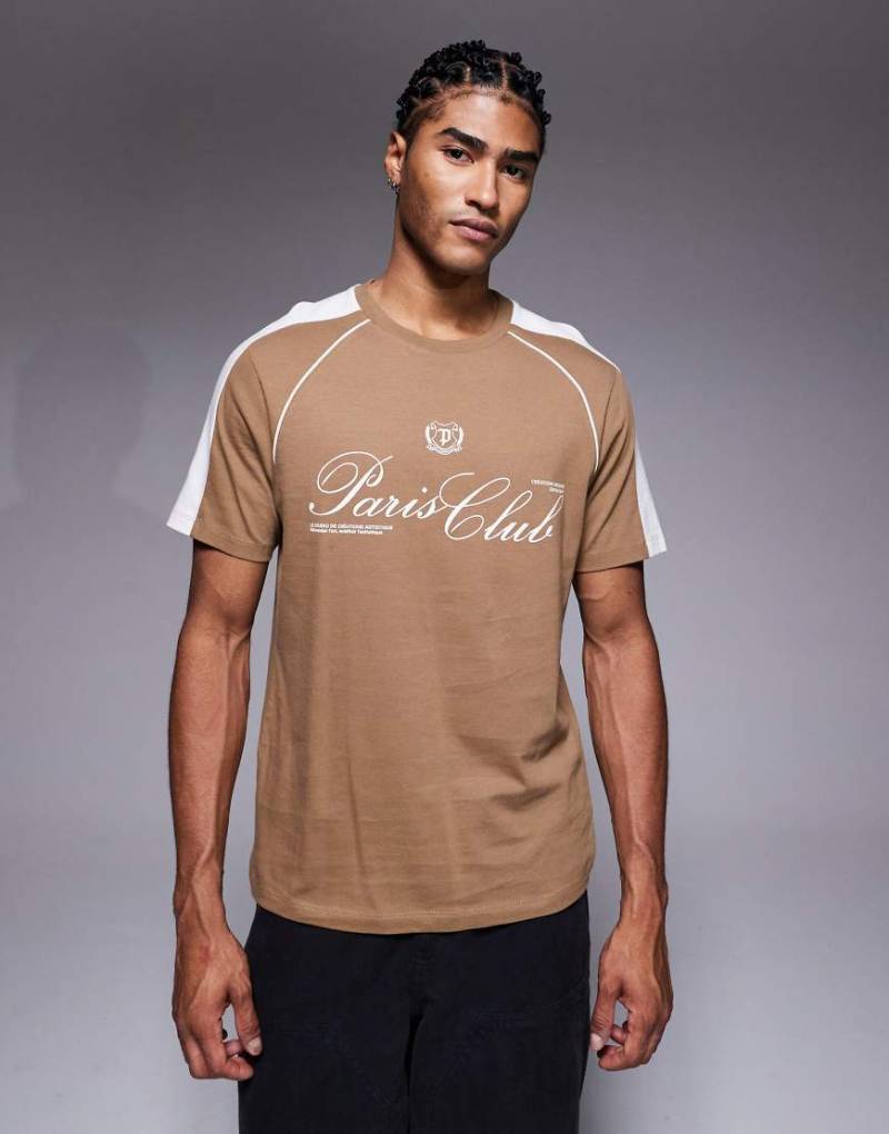 ASOS DESIGN - Raglanshirt in Hellbraun mit Stadttextgrafik und Bahnendetails-Brown von ASOS DESIGN