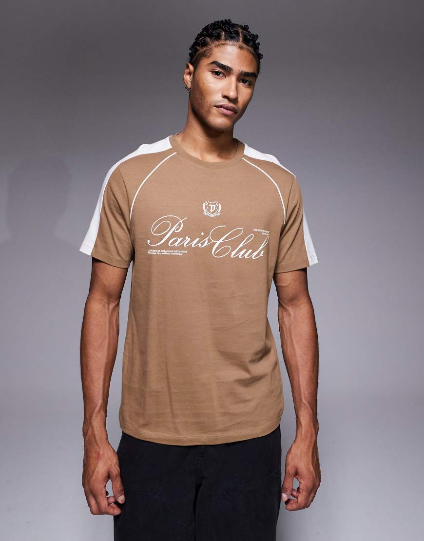 ASOS DESIGN - Raglanshirt in Hellbraun mit Stadttextgrafik und Bahnendetails-Brown von ASOS DESIGN