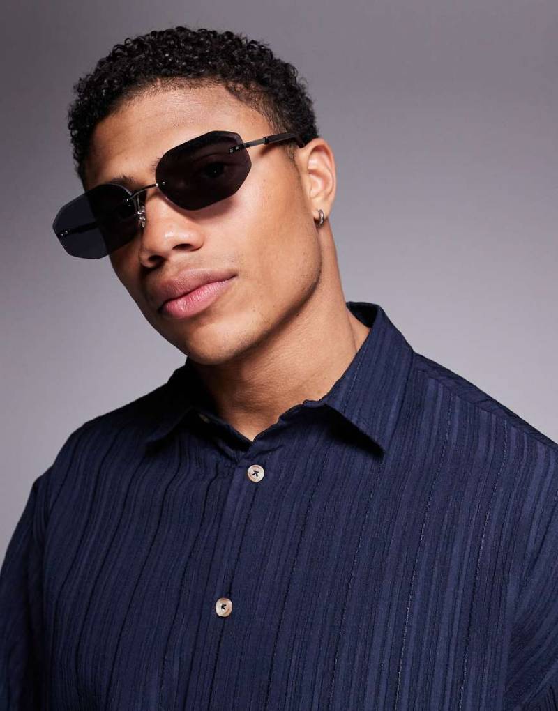 ASOS DESIGN - Randlose Sonnenbrille mit schwarzen Gläsern und silberfarbenem Metallgestell von ASOS DESIGN