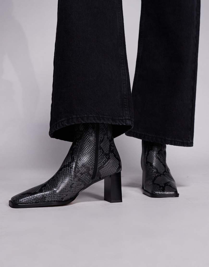 ASOS DESIGN - Ramona - Ankle-Boots aus Leder in Grau mit Schlangenhautmuster, eckiger Zehenpartie und Absatz von ASOS DESIGN
