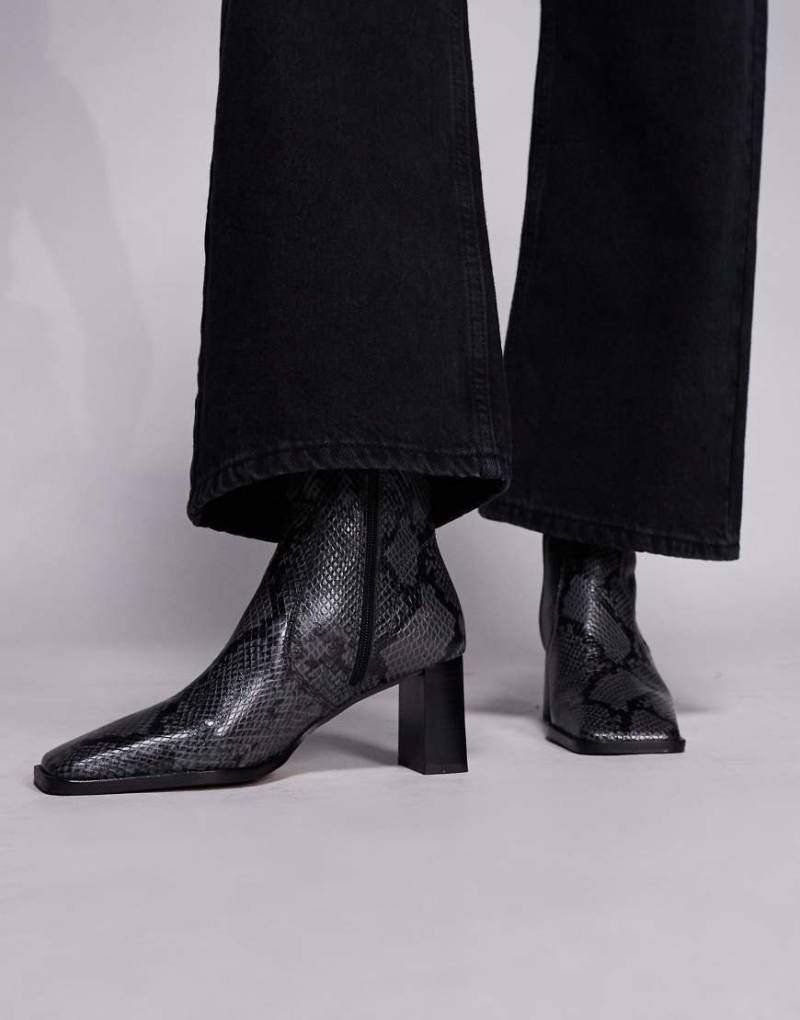ASOS DESIGN - Ramona - Ankle-Boots aus Leder in Grau mit Schlangenhautmuster, eckiger Zehenpartie und Absatz von ASOS DESIGN