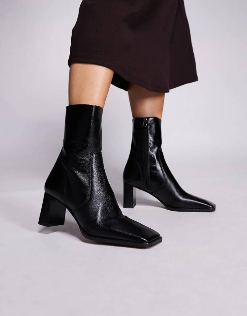ASOS DESIGN - Ramona - Ankle-Boots aus Leder in Schwarz mit eckiger Zehenpartie und Absatz ASOS DESIGN - Ramona - Ankle-Boots aus Leder in Schwarz mit eckiger Zehenpartie und Absatz von ASOS DESIGN