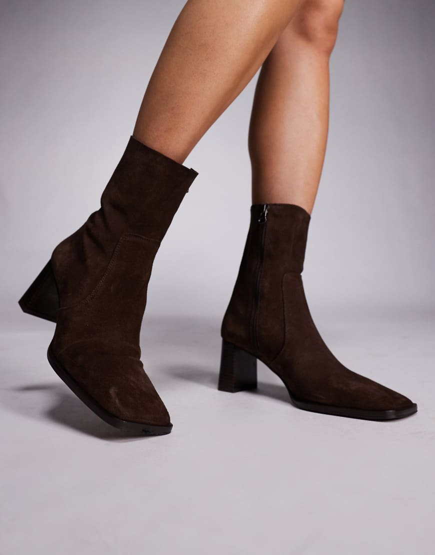 ASOS DESIGN - Ramona - Ankle-Boots aus Wildleder in Schokobraun mit eckiger Zehenpartie und Absatz-Brown von ASOS DESIGN