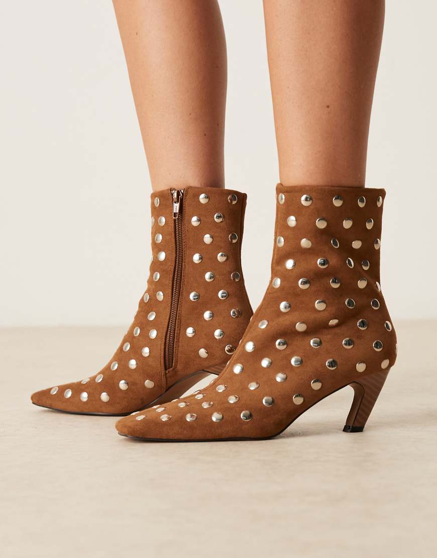 ASOS DESIGN - Raye - Ankle Boots in Hellbraun aus Wildlederimitat mit Nieten und eckiger Spitze-Neutral von ASOS DESIGN