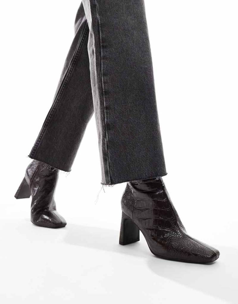 ASOS DESIGN - Reach Set Back - Stiefel in Kroko-Braun mit mittelhohem Absatz von ASOS DESIGN