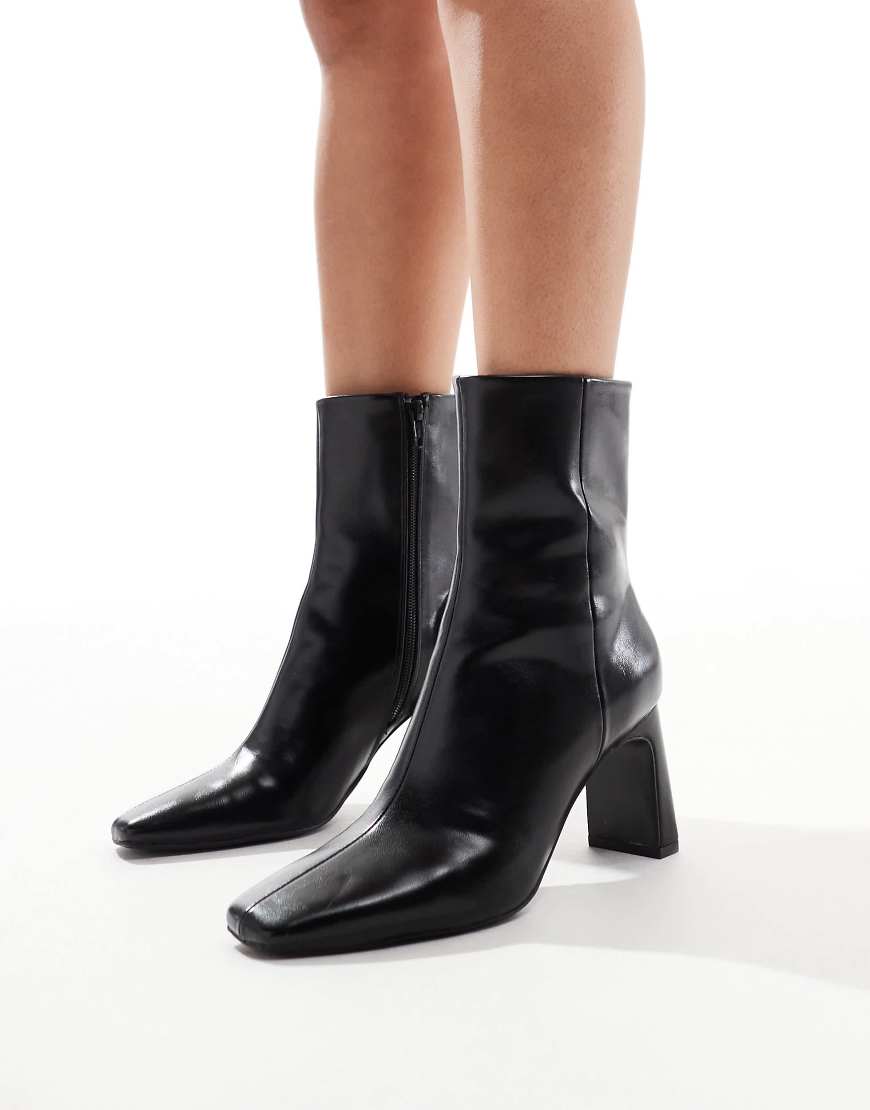 ASOS DESIGN - Reach Set Back - Stiefel in Schwarz mit mittelhohem Absatz von ASOS DESIGN